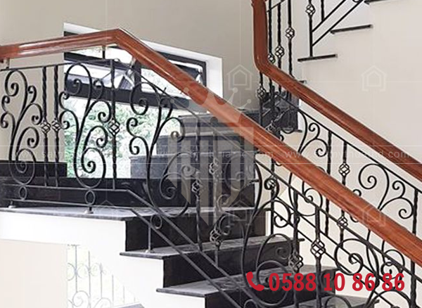 Cầu thang sắt mỹ thuật đơn giản, phù hợp không gian hiện đại