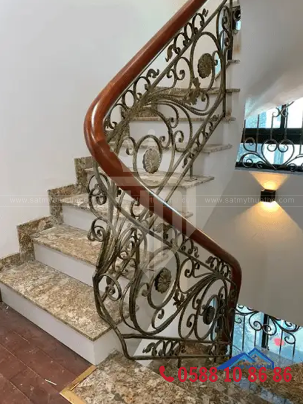 Lan can cầu thang sắt nghệ thuật kết hợp tay vịn gỗ tự nhiên
