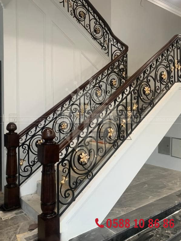 Cầu thang sắt mỹ thuật tinh tế cho nhà phố