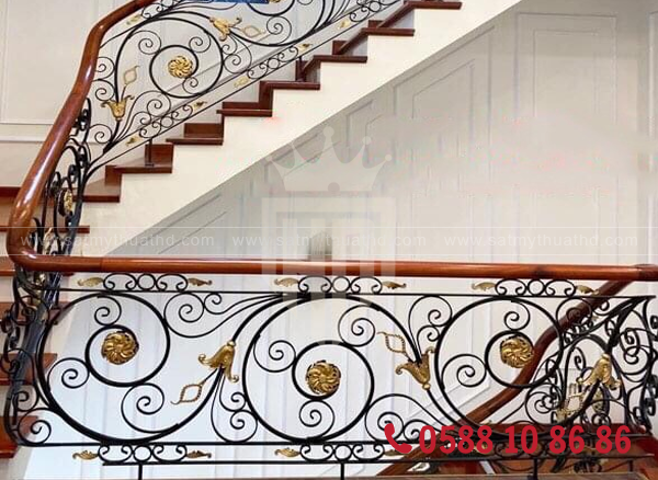Cầu thang sắt mỹ thuật kết hợp tay vịn gỗ tự nhiên
