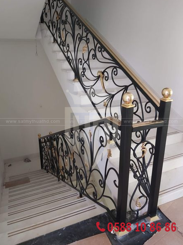 Trụ cầu thang sắt mỹ thuật chắc chắn, thiết kế cổ điển