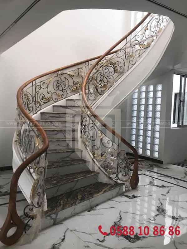 Cầu thang sắt an toàn và bền vững