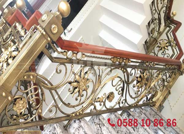 Cầu thang sắt mỹ thuật bị rỉ sét