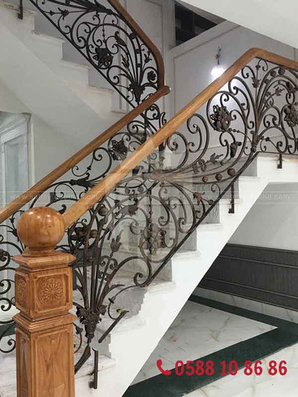 Cầu thang sắt bị rỉ sét