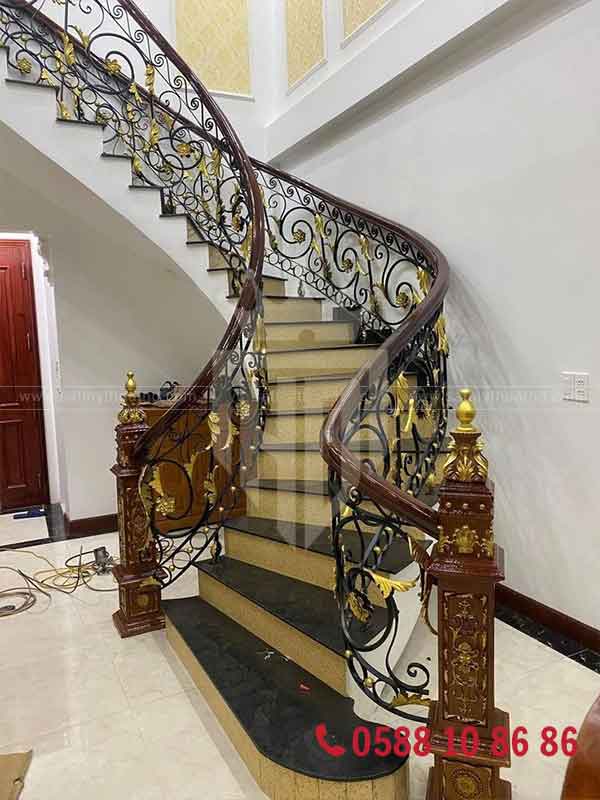 Cầu thang sắt uốn hoa văn tinh xảo cho biệt thự