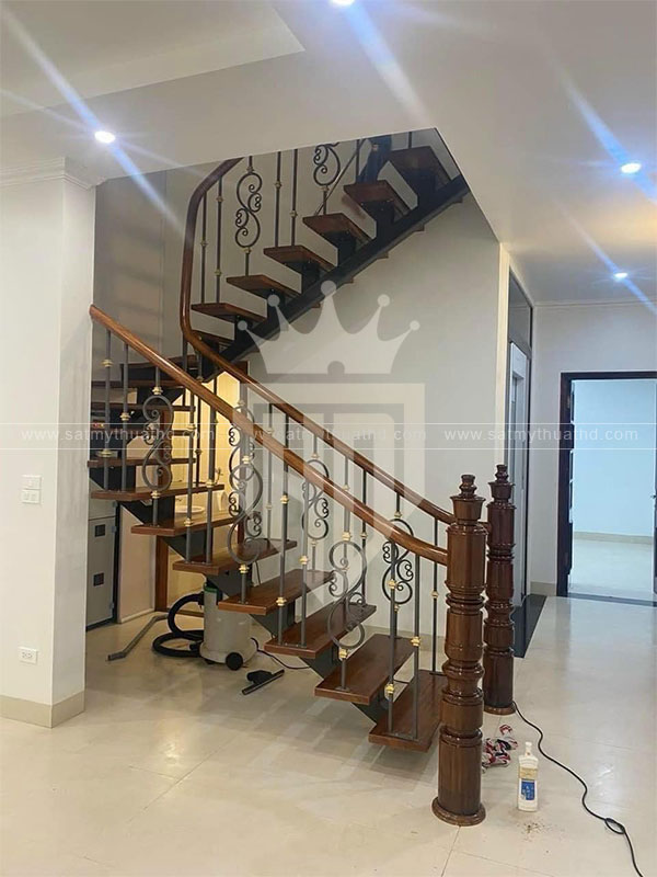 Cầu thang sắt mỹ thuật hoa văn uốn lượn cho biệt thự sang trọng
