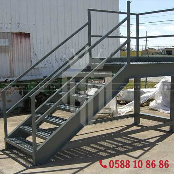 Cầu thang sắt phong cách công nghiệp với kết cấu thô mộc