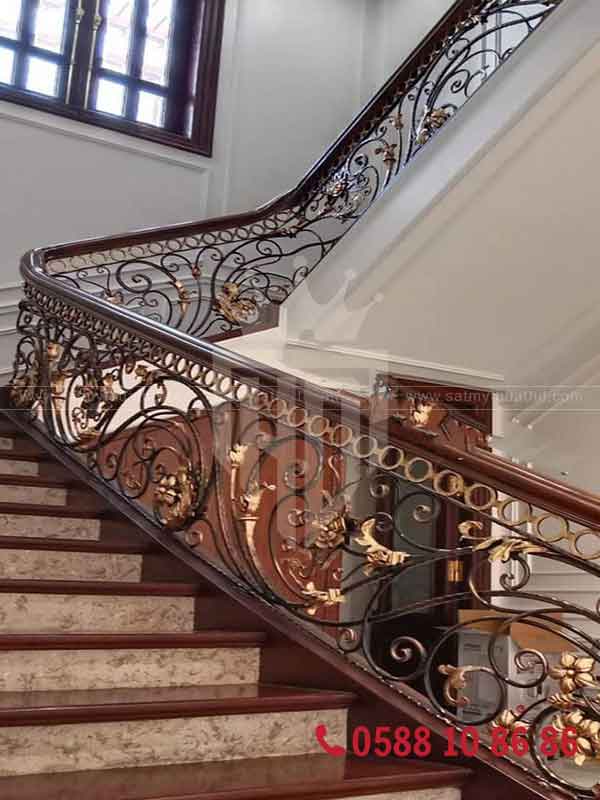 Cầu thang sắt phong cách cổ điển với hoa văn tinh xảo