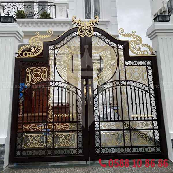 Cửa cổng sắt mỹ thuật với hoa văn tinh xảo