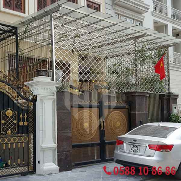 Cổng khung sắt bảo vệ sân trước phong cách tân cổ điển