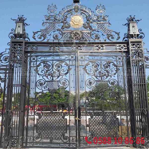 Cổng sắt tân cổ điển sang trọng