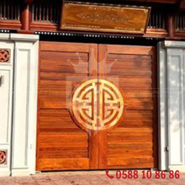 Cửa cổng gỗ sang trọng