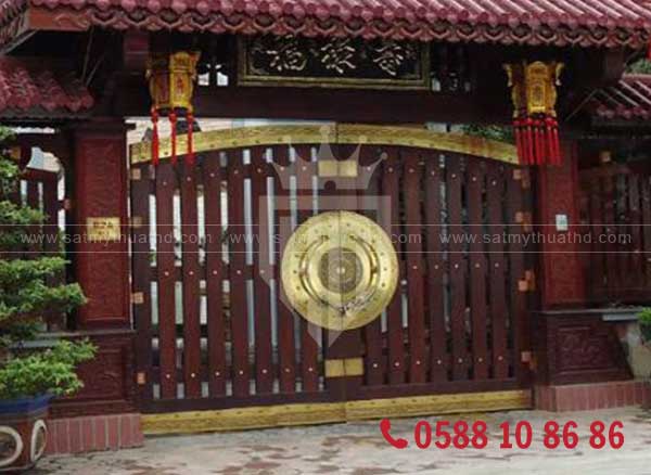 Cửa cổng gỗ sang trọng