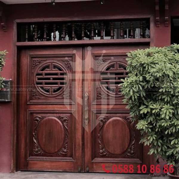 Cửa cổng gỗ sang trọng