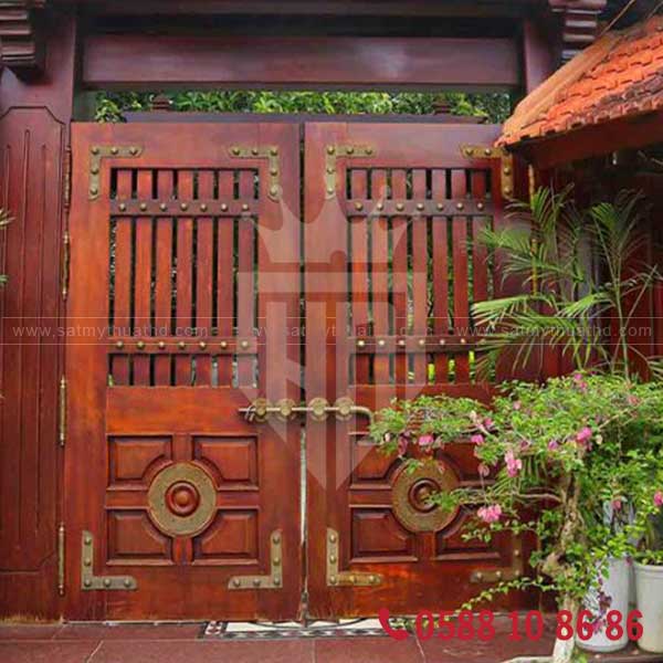 Cửa cổng gỗ tự nhiên đẹp
