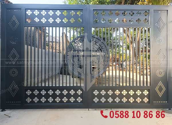 Cửa cổng sắt CNC 2 cánh sơn tĩnh điện màu đen
