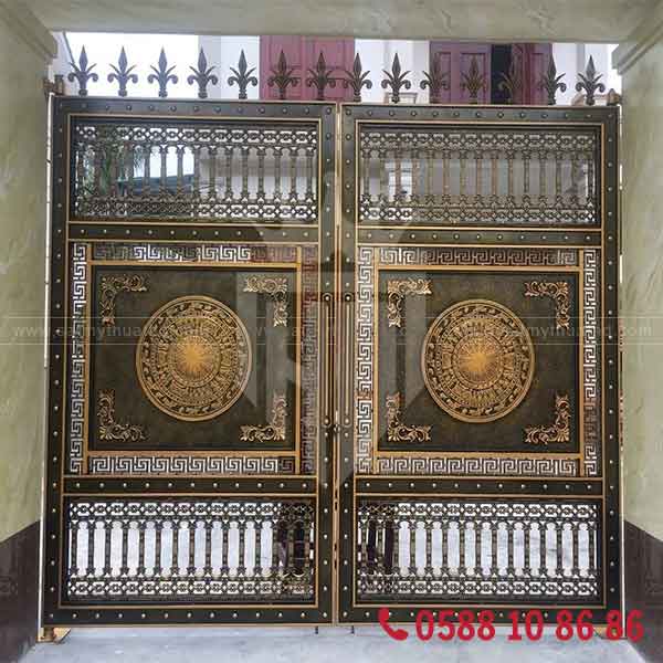 Cửa sắt bông gang đúc màu nhũ đồng