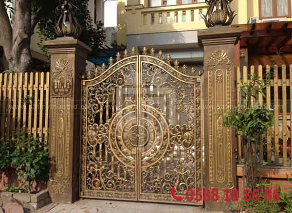 Cửa sắt hiện đại bảo vệ nhà phố