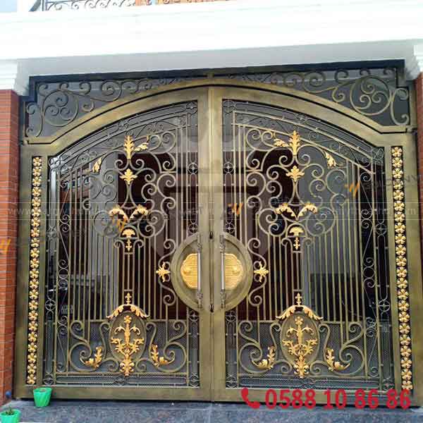 Cửa sắt với hoa văn tinh xảo