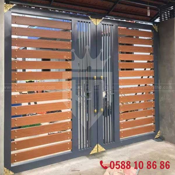 Cửa sắt mạ kẽm kết hợp gỗ