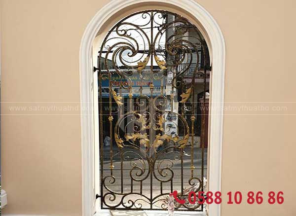 Cửa sổ bảo vệ sắt mỹ thuật phong cách tân cổ điển