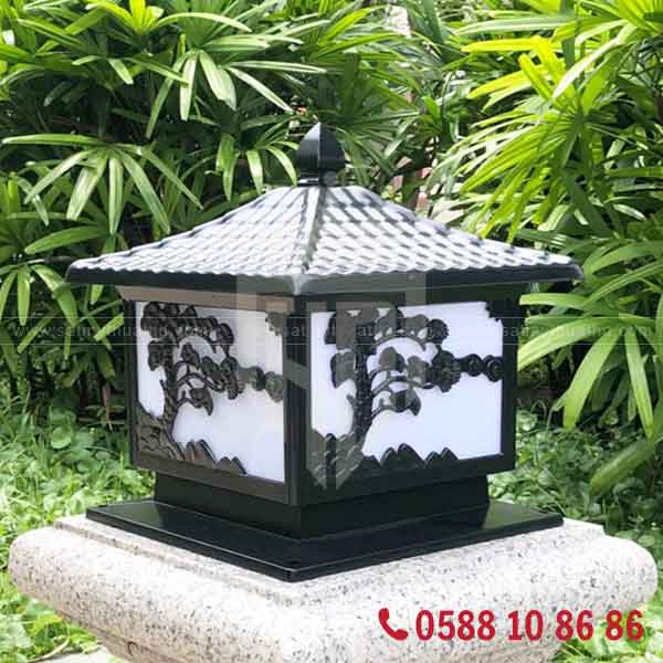 Đèn trụ cổ với họa tiết hoa lá nghệ thuật