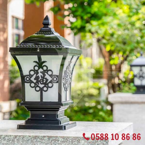 Đèn trụ cổng sắt mỹ thuật với lớp sơn màu bảo vệ