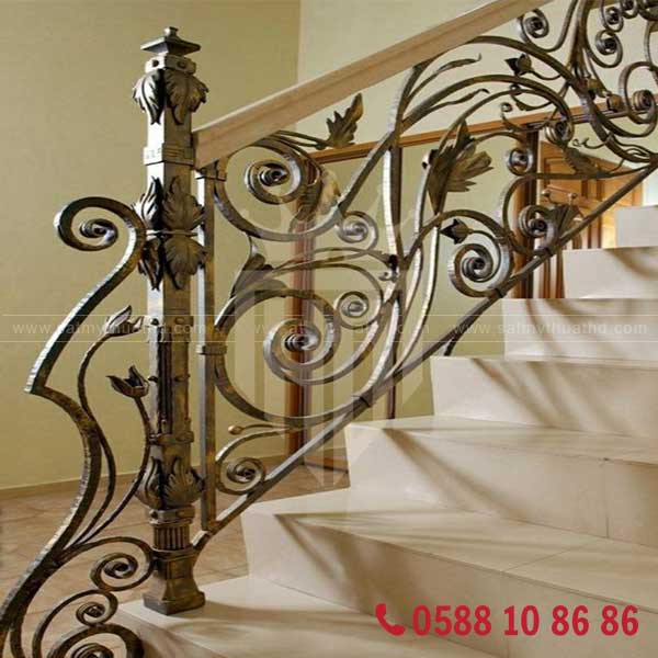 Gỉ sét trên cầu thang sắt mỹ thuật