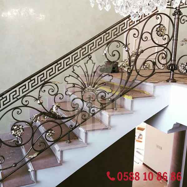 Họa tiết phong thủy trong cầu thang sắt mỹ thuật