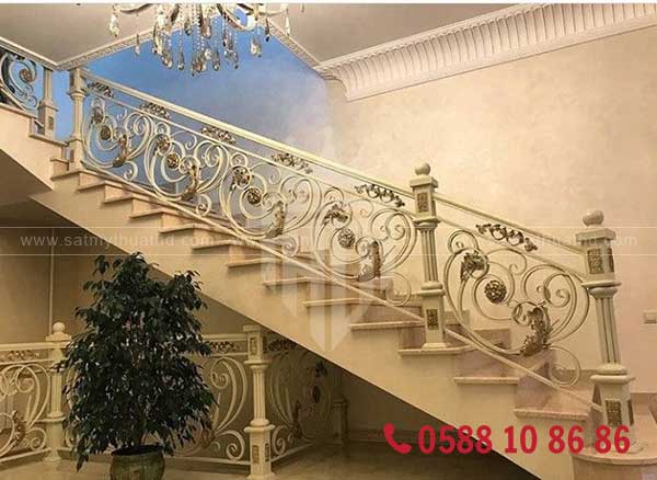 Chi tiết hoa văn cầu thang sắt