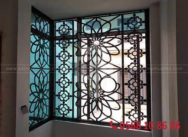 Khung bảo vệ cửa sổ sắt màu đen hiện đại