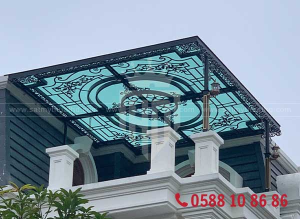 Mẫu cửa sổ sắt mỹ thuật kết hợp mái kính