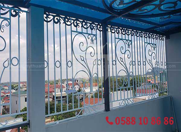 Khung sắt bảo vệ sân thượng chống trộm hiệu quả