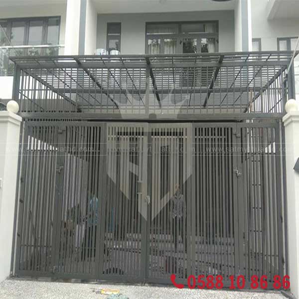 Công nhân lắp đặt khung sắt bảo vệ sân trước