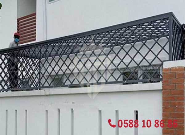 Lắp đặt khung sắt bảo vệ sân trước nhà vườn thoáng đãng