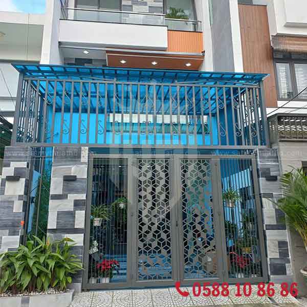 Khung sắt bảo vệ sân trước nhà phố kết hợp kính cường lực
