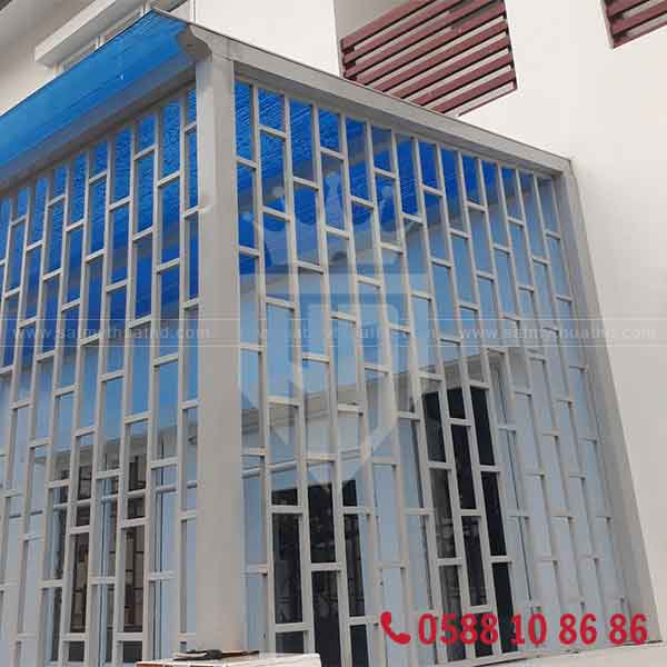 Khung sắt kết hợp kính cường lực cho không gian sáng