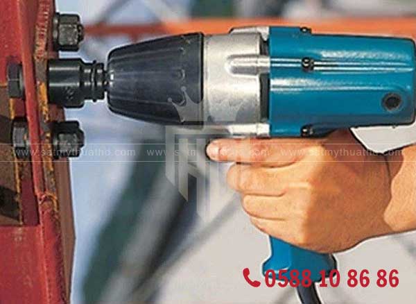 Kiểm tra và siết chặt ốc vít cầu thang sắt