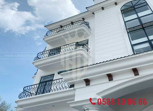 Lan can ban công sắt mỹ thuật khách sạn