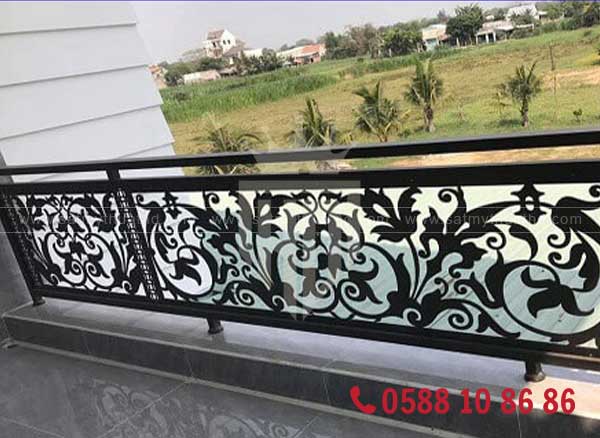 Mẫu lan can sắt mỹ thuật với kính cường lực
