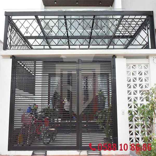 Khung sắt hộp bảo vệ sân trước nhà phố hiện đại