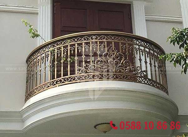 Mẫu lan can sắt cong đẹp với hoa văn tinh xảo