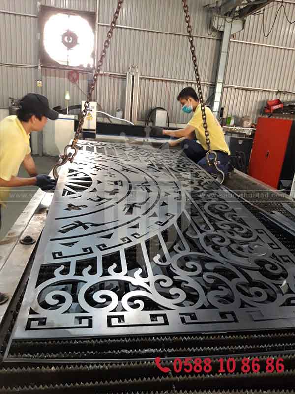 Máy cắt laser CNC tạo hoa văn trên cầu thang sắt mỹ thuật