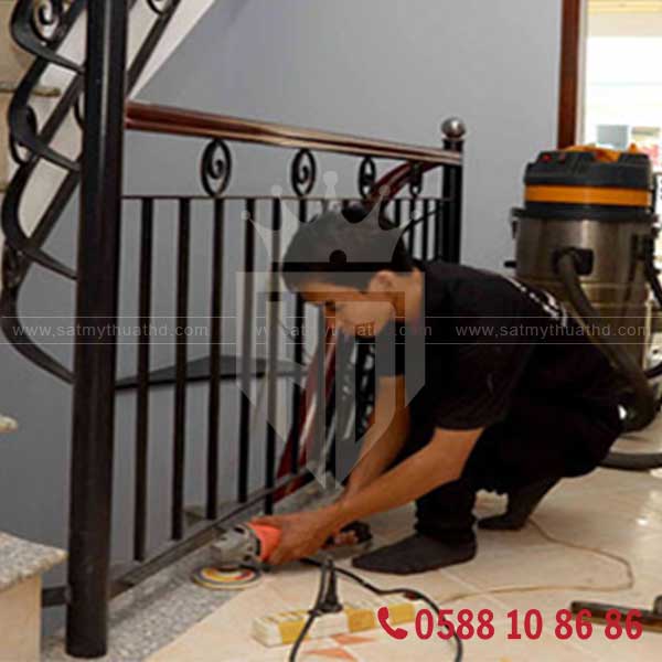 Người đeo găng tay bảo vệ khi xử lý rỉ sét