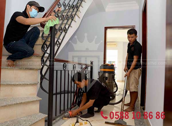 Quá trình vệ sinh cầu thang sắt bằng khăn ẩm