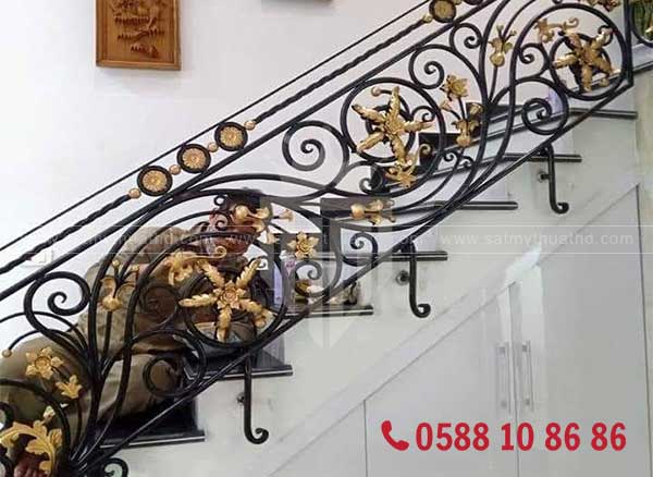 Kiểm tra rỉ sét trên cầu thang sắt