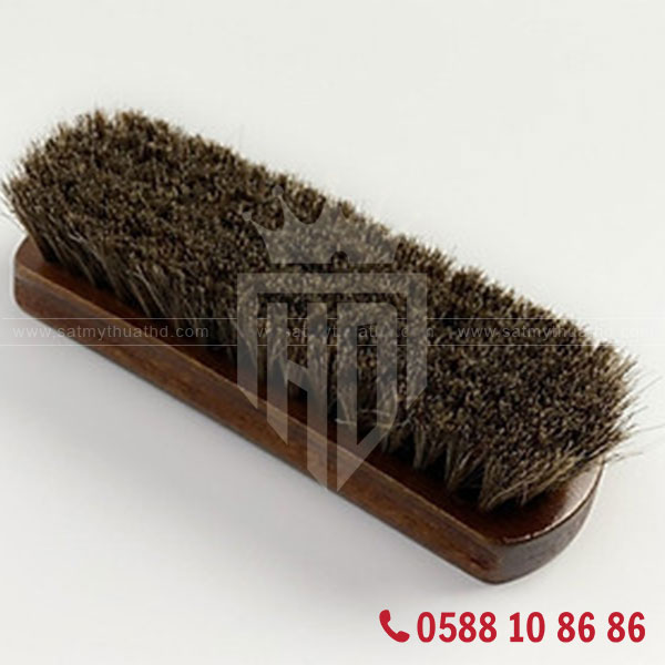 Xử lý vết bẩn trên cầu thang sắt