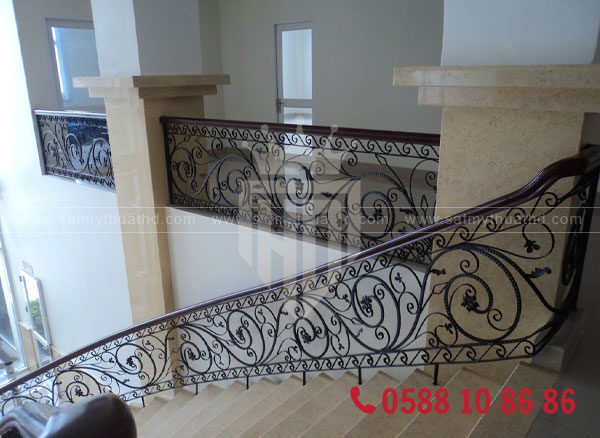 Tay vịn gỗ tạo cảm giác chắc chắn khi đi trên cầu thang