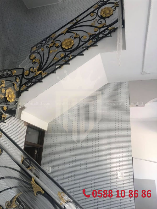 Lan can nghệ thuật cùng với hoa văn uốn lượn mềm mại.