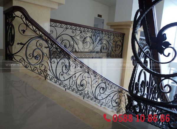 Thiết kế kết hợp giữa vẻ đẹp cổ điển của sắt uốn và sự ấm cúng của gỗ, phù hợp với nhiều phong cách nội thất.